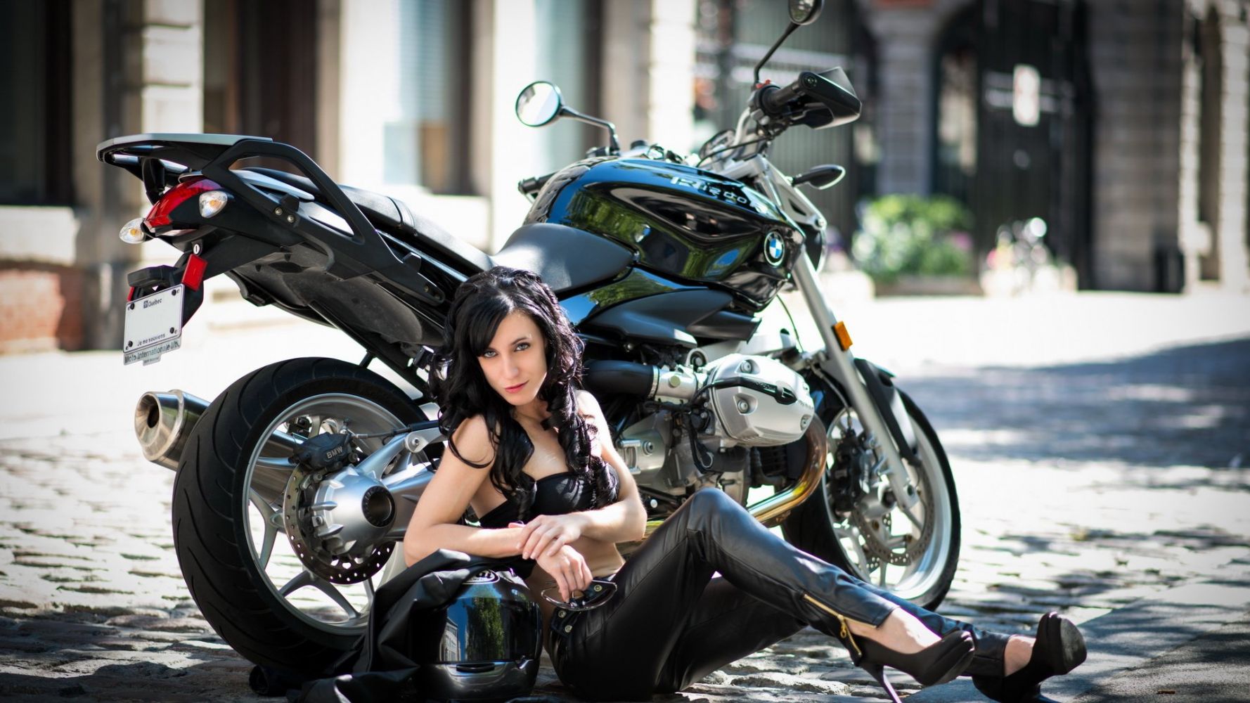 Fresh photos, fresh mood — European women on bikes online in Tunis