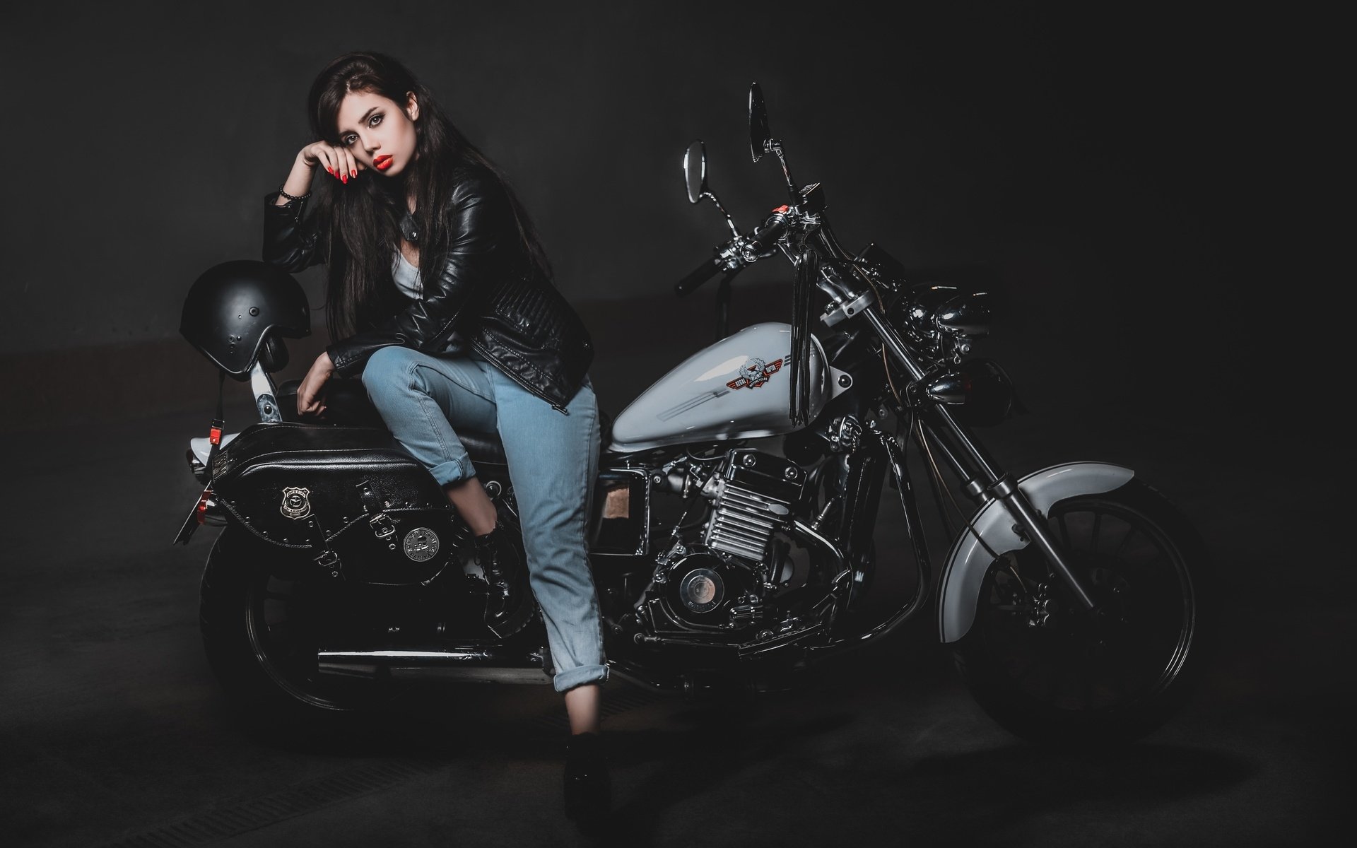 Biker girls: style and drive brings the glow — live moments in Tunis