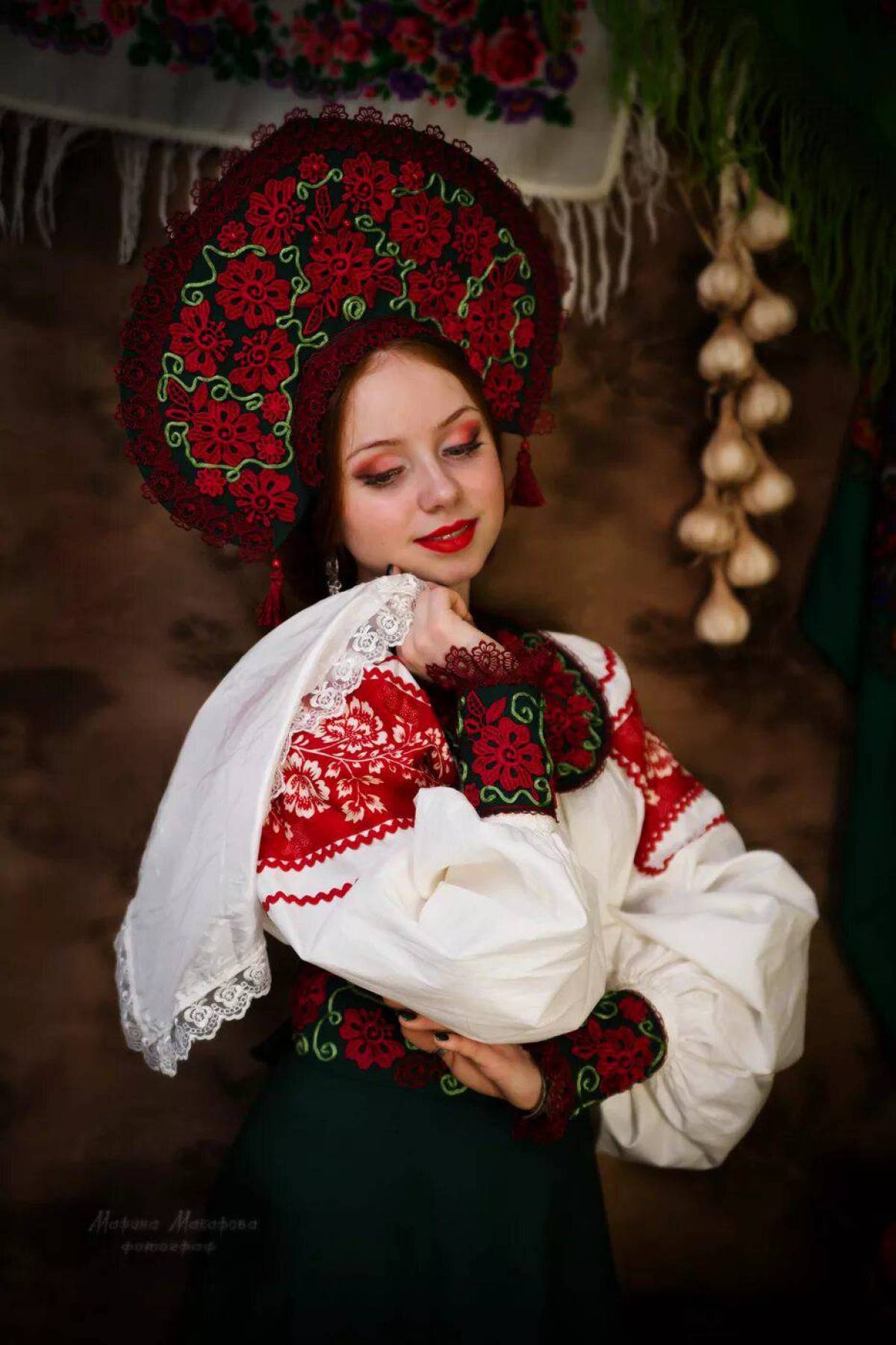 Take a pause and enjoy Women in Slavic costumes — streaming from Tunis