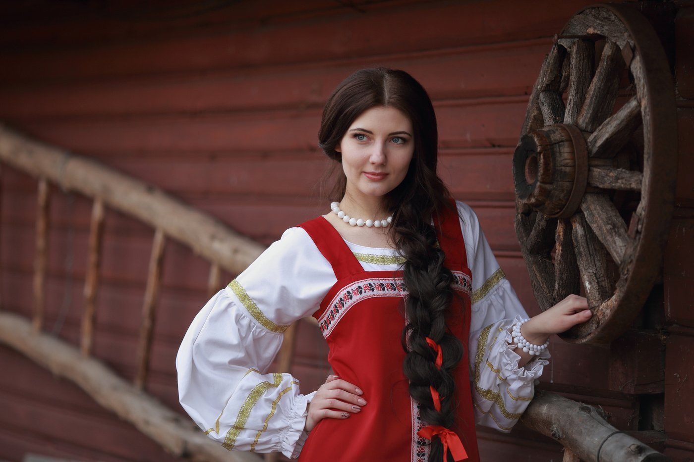 Girls in Slavic costumes’s look of the day — catch her live in Tunis